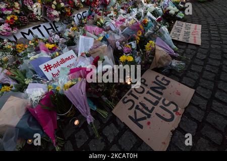 LONDRES, ROYAUME-UNI - 13 MARS 2021: Des pancartes dénonçant la violence contre les femmes sont vues parmi les hommages de fleurs et les bougies au kiosque sur Clapham Common à la mémoire de Sarah Everard, Qui a été kidnappé et assassiné alors qu'elle rentait à la maison après avoir rendu visite à un ami il y a plus d'une semaine dans la région de Clapham, le 13 mars 2021 à Londres, en Angleterre. Les veils nationaux prévus pour la reconquête de Sarah Everard ont été annulés en raison d'un manque d'accord avec la police dans le cadre des restrictions de Covid-19. (Photo de Wiktor Szymanowicz/NurPhoto) Banque D'Images