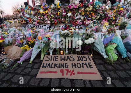 LONDRES, ROYAUME-UNI - 13 MARS 2021: Des pancartes dénonçant la violence contre les femmes sont vues parmi les hommages de fleurs et les bougies au kiosque sur Clapham Common à la mémoire de Sarah Everard, Qui a été kidnappé et assassiné alors qu'elle rentait à la maison après avoir rendu visite à un ami il y a plus d'une semaine dans la région de Clapham, le 13 mars 2021 à Londres, en Angleterre. Les veils nationaux prévus pour la reconquête de Sarah Everard ont été annulés en raison d'un manque d'accord avec la police dans le cadre des restrictions de Covid-19. (Photo de Wiktor Szymanowicz/NurPhoto) Banque D'Images