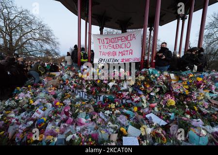 LONDRES, ROYAUME-UNI - 13 MARS 2021 : une bannière dénonçant la violence contre les femmes est suspendue au-dessus des fleurs, couvrant la base du kiosque sur Clapham Common à la mémoire de Sarah Everard, Qui a été kidnappé et assassiné alors qu'elle rentait à la maison après avoir rendu visite à un ami il y a plus d'une semaine dans la région de Clapham, le 13 mars 2021 à Londres, en Angleterre. Les veils nationaux prévus pour la reconquête de Sarah Everard ont été annulés en raison d'un manque d'accord avec la police dans le cadre des restrictions de Covid-19. (Photo de Wiktor Szymanowicz/NurPhoto) Banque D'Images