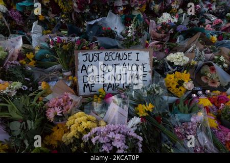 LONDRES, ROYAUME-UNI - 13 MARS 2021: Des pancartes dénonçant la violence contre les femmes sont vues parmi les hommages de fleurs et les bougies au kiosque sur Clapham Common à la mémoire de Sarah Everard, Qui a été kidnappé et assassiné alors qu'elle rentait à la maison après avoir rendu visite à un ami il y a plus d'une semaine dans la région de Clapham, le 13 mars 2021 à Londres, en Angleterre. Les veils nationaux prévus pour la reconquête de Sarah Everard ont été annulés en raison d'un manque d'accord avec la police dans le cadre des restrictions de Covid-19. (Photo de Wiktor Szymanowicz/NurPhoto) Banque D'Images