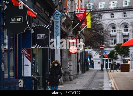 Vue sur une rue vide du centre-ville de Dublin avec des locaux d'affaires fermés pendant le confinement de niveau 5 Covid-19. Le samedi 13 mars 2021, à Dublin, Irlande. (Photo par Artur Widak/NurPhoto) Banque D'Images