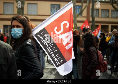 Une femme détient le drapeau de l'Union française des avocats, la SAF. Les manifestants ont protesté contre le projet de loi sur la sécurité mondiale promu par le président français Macron et sa majorité. La manifestation a été organisée par plusieurs ONG comme Amnesty International, la Human Rights League et plusieurs syndicats (FO, SNJ [Union nationale des journalistes], CNT, etc.) Le projet de loi sur la sécurité mondiale interdit à quiconque de photographier ou de filmer des membres de la police s'il n'est pas bafoué : les transgresseurs pourraient être condamnés jusqu'à un an de prison et une amende de €45,000. Le projet de loi prévoit également de généraliser la reconnaissance faciale dans les espaces pubiens comme dans le Chin Banque D'Images