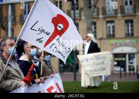 Le drapeau de la LDH (Ligue des droits de l'homme). Les manifestants ont protesté contre le projet de loi sur la sécurité mondiale promu par le président français Macron et sa majorité. La manifestation a été organisée par plusieurs ONG comme Amnesty International, la Human Rights League et plusieurs syndicats (FO, SNJ [Union nationale des journalistes], CNT, etc.) Le projet de loi sur la sécurité mondiale interdit à quiconque de photographier ou de filmer des membres de la police s'il n'est pas bafoué : les transgresseurs pourraient être condamnés jusqu'à un an de prison et une amende de €45,000. Le projet de loi prévoit également de généraliser la reconnaissance faciale dans les espaces pubiens comme en Chine. La droite française Banque D'Images