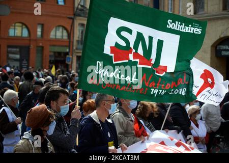 Un manifestant détient un drapeau du raccord SNJ. SNJ est l'acronyme de National Union of Journalists. Les manifestants ont protesté contre le projet de loi sur la sécurité mondiale promu par le président français Macron et sa majorité. La manifestation a été organisée par plusieurs ONG comme Amnesty International, la Human Rights League et plusieurs syndicats (FO, SNJ [Union nationale des journalistes], CNT, etc.) Le projet de loi sur la sécurité mondiale interdit à quiconque de photographier ou de filmer des membres de la police s'il n'est pas bafoué : les transgresseurs pourraient être condamnés jusqu'à un an de prison et une amende de €45,000. Le projet de loi prévoit également de généraliser la reconnaissance faciale Banque D'Images