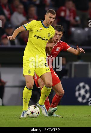 Munich, Allemagne, 1st novembre 2022. Benjamin Pavard du Bayern Munchen se livre aux tussles avec Edin Dzeko du FC Internazionale lors du match de la Ligue des champions de l'UEFA à l'Allianz Arena de Munich. Le crédit photo devrait se lire: Jonathan Moscrop / Sportimage Banque D'Images