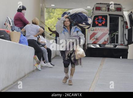 Parents de patients COVID-19 à l'extérieur de l'hôpital général de zone 1-A le Dr Rodolfo Antonio de Mucha Macias, situé à Mexico, attendent des nouvelles sur l'état de santé de leurs proches pendant l'urgence sanitaire et orange feu de circulation épidémiologique dans la capitale. (Photo de Gerardo Vieyra/NurPhoto) Banque D'Images