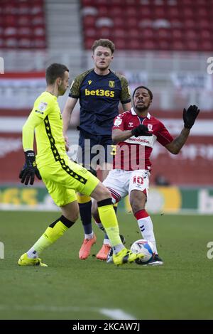 Le Chuba Akpom de Middlesbrough est battu au ballon par le gardien de but de Stoke City, Angus Gunn, lors du match de championnat Sky Bet entre Middlesbrough et Stoke City au stade Riverside, à Middlesbrough, le samedi 13th mars 2021. (Photo de Trevor Wilkinson/MI News/NurPhoto) Banque D'Images