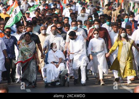 Mamata Banerjee, ministre en chef du Bengale occidental et chef du parti politique du congrès de Trinamool, assis en fauteuil roulant avec Nefew Abhishek Banerjee et les principaux dirigeants de la TMC et leurs partisans au rassemblement de masse de la statue de Gandhi sur la route mayonnaise au sud de Kolkata Hazra traversant pendant les OBSERVATEURS Nandigrame Divas à Kolkata, en Inde, sur 14 mars,2021. (Photo de Debajyoti Chakraborty/NurPhoto) Banque D'Images