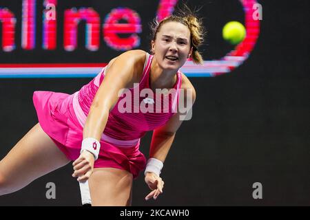 Alina Charaeva, de Russie, sert le ballon à Jaqueline Cristian, de Roumanie, lors de leur épreuve finale de qualification du tournoi de tennis WTA St. Petersburg Trophy 2021 sur 14 mars 2020 à Sibur Arena à Saint Petersbourg, Russie. (Photo de Mike Kireev/NurPhoto) Banque D'Images