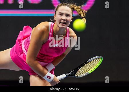 Alina Charaeva, de Russie, sert le ballon à Jaqueline Cristian, de Roumanie, lors de leur épreuve finale de qualification du tournoi de tennis WTA St. Petersburg Trophy 2021 sur 14 mars 2020 à Sibur Arena à Saint Petersbourg, Russie. (Photo de Mike Kireev/NurPhoto) Banque D'Images