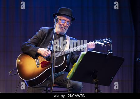 Le chanteur Pancho Varona lors de sa représentation au Muñoz Seca Theatre à Madrid 14 mars 2021 Espagne (photo par Oscar Gonzalez/NurPhoto) Banque D'Images