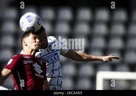 Sasa Lukic (7) et Roberto Gagliardini (5), milieu de terrain de Turin, sont à la tête de la balle pendant le match de football de la série A n.27 TORINO - INTER sur 14 mars 2021 au Stadio Olimpico Grande Torino à Turin, Piémont, Italie. Résultat final: Torino-Inter 1-2. (Photo de Matteo Bottanelli/NurPhoto) Banque D'Images