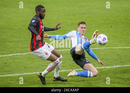 Piotr Zielinski de SSC Napoli en action pendant la série Un match entre AC Milan et SSC Napoli au Stadio Giuseppe Meazza sur 14 mars 2021 à Milan, Italie. Les stades sportifs autour de l'Italie restent soumis à des restrictions strictes en raison de la pandémie du coronavirus, car les lois de distanciation sociale du gouvernement interdisent aux fans à l'intérieur des lieux, ce qui entraîne le jeu derrière des portes fermées. (Photo de Giuseppe Cottini/NurPhoto) Banque D'Images