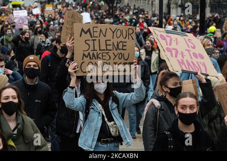 LONDRES, ROYAUME-UNI - 14 MARS 2021 : les manifestants défilent de New Scotland Yard à Parliament Square lors d'une manifestation contre la tenue par la police de met d'une veillée pour Sarah Everard hier à Clapham Common et pour protester contre le projet de loi du gouvernement sur les services de police, Ce qui donnerait aux officiers et au ministre de l'intérieur de nouveaux pouvoirs pour imposer des conditions aux manifestations et aux processions publiques, le 14 mars 2021 à Londres, en Angleterre. (Photo de Wiktor Szymanowicz/NurPhoto) Banque D'Images