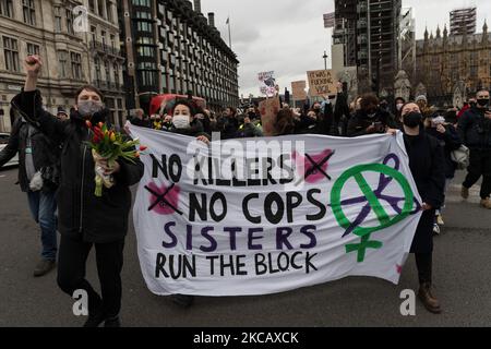LONDRES, ROYAUME-UNI - 14 MARS 2021 : les manifestants défilent de New Scotland Yard à Parliament Square lors d'une manifestation contre la tenue par la police de met d'une veillée pour Sarah Everard hier à Clapham Common et pour protester contre le projet de loi du gouvernement sur les services de police, Ce qui donnerait aux officiers et au ministre de l'intérieur de nouveaux pouvoirs pour imposer des conditions aux manifestations et aux processions publiques, le 14 mars 2021 à Londres, en Angleterre. (Photo de Wiktor Szymanowicz/NurPhoto) Banque D'Images