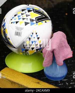 Match ball and Cloth lors de la finale de la coupe de la Ligue continentale des pneus pour femmes FA entre Bristol City et Chelsea au stade Vicarage Road, Watford, Royaume-Uni, le 14th mars 2021 (photo par action Foto Sport/NurPhoto) Banque D'Images