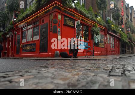 Exactement un an après la fermeture de Temple Bar en raison de la pandémie de COVID-19, le violoneux de renommée mondiale Frankie Gavin se lance dans le quartier culturel déserté de Dublin. Le lundi 15 mars 2021, à Dublin, Irlande. (Photo par Artur Widak/NurPhoto) Banque D'Images