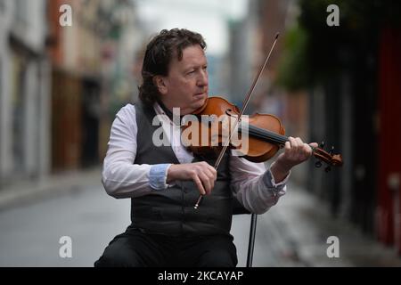 Exactement un an après la fermeture de Temple Bar en raison de la pandémie de COVID-19, le violoneux de renommée mondiale Frankie Gavin se lance dans le quartier culturel déserté de Dublin. Le lundi 15 mars 2021, à Dublin, Irlande. (Photo par Artur Widak/NurPhoto) Banque D'Images