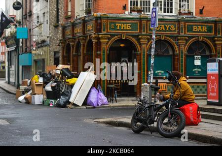 Un bar en cours de rénovation dans le quartier Temple Bar de Dublin, un an à jour où les bars et les pubs ont été fermés en raison du coronavirus. Le lundi 15 mars 2021, à Dublin, Irlande. (Photo par Artur Widak/NurPhoto) Banque D'Images