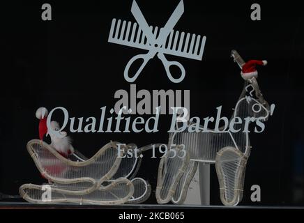 Vue sur la décoration Chrismas dans une fenêtre d'un salon de coiffure fermé dans le quartier Temple Bar du centre-ville de Dublin pendant le confinement de niveau 5 Covid-19. Le lundi 15 mars 2021, à Dublin, Irlande. (Photo par Artur Widak/NurPhoto) Banque D'Images