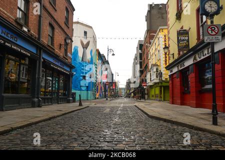 Vue sur une rue principale vide de la zone Temple Bar dans le centre-ville de Dublin pendant le confinement de Covid-19 au niveau 5. Le lundi 15 mars 2021, à Dublin, Irlande. (Photo par Artur Widak/NurPhoto) Banque D'Images