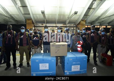 Membre de la famille royale, Shaikh Mohamed Hamad Mohamed Al Khalifa avec 16 membres de l'équipe de la Force de défense, trois ressortissants britanniques arrivent lundi à l'aéroport international de Tribhuwan pour monter le mont Everest 'Hagarmatha' à Katmandou, au Népal, à 15 mars 2021. La Garde royale de Bahreïn arrive avec 2 000 doses de vaccins contre covid19 aux habitants du district de Gorkha. L'équipe restera au Népal pendant 80 jours et elle a gravi avec succès le pic de Lobuche et le mont Manaslu l'année dernière le 2020 octobre. (Photo de Narayan Maharajan/NurPhoto) Banque D'Images