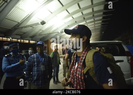 Un portrait du membre de la famille royale, le Cheikh Mohamed Hamad Mohamed Al Khalifa, comme après, arrive à l'aéroport international de Tribhuwan pour monter le Mont Everest 'sagarmatha' à Katmandou, Népal lundi, 15 mars 2021. La Garde royale de Bahreïn arrive avec 2 000 doses de vaccins contre covid19 aux habitants du district de Gorkha. L'équipe restera au Népal pendant 80 jours et elle a gravi avec succès le pic de Lobuche et le mont Manaslu l'année dernière le 2020 octobre. (Photo de Narayan Maharajan/NurPhoto) Banque D'Images