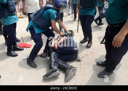Un policier a été blessé lors d'affrontements entre des travailleurs du vêtement et la police à Dhaka, au Bangladesh, sur 16 mars 2021. Les travailleurs du secteur de l'habillement de Stitch Well Design Limited et de Apparel Stitch Limited font une démonstration de blocs de route exigeant leur salaire dû à Dhaka. (Photo par Mamunur Rashid/NurPhoto) Banque D'Images
