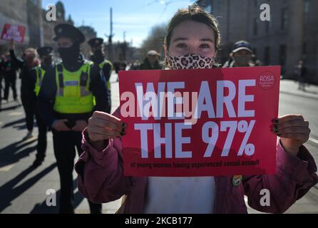 Une militante tient un écriteau intitulé « nous sommes les 97 % » lors d'une manifestation de solidarité avec les femmes au Royaume-Uni contre la violence sexiste observée sur O'Connell Street à Dublin. Le meurtre tragique de Sarah Everard, âgée de 33 ans, à Londres, a suscité l'indignation des femmes en Grande-Bretagne, en Irlande et dans le monde entier. Les activistes exigent de nouvelles actions pour lutter contre la violence à l'égard des femmes. Le mardi 16 mars 2021, à Dublin, Irlande. (Photo par Artur Widak/NurPhoto) Banque D'Images