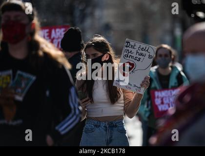 Un activiste tient un écriteau qui indique « ne pas me dire comment s'habiller ! » Lors d'une manifestation de solidarité avec les femmes au Royaume-Uni contre la violence sexiste vue sur O'Connell Street à Dublin. Le meurtre tragique de Sarah Everard, âgée de 33 ans, à Londres, a suscité l'indignation des femmes en Grande-Bretagne, en Irlande et dans le monde entier. Les activistes exigent de nouvelles actions pour lutter contre la violence à l'égard des femmes. Le mardi 16 mars 2021, à Dublin, Irlande. (Photo par Artur Widak/NurPhoto) Banque D'Images