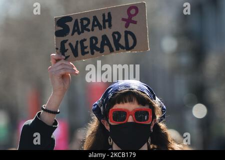 Une militante tient un écriteau qui lit « Sarah Everard » lors d'une manifestation de solidarité avec des femmes au Royaume-Uni contre la violence sexiste vue sur O'Connell Street à Dublin. Le meurtre tragique de Sarah Everard, âgée de 33 ans, à Londres, a suscité l'indignation des femmes en Grande-Bretagne, en Irlande et dans le monde entier. Les activistes exigent de nouvelles actions pour lutter contre la violence à l'égard des femmes. Le mardi 16 mars 2021, à Dublin, Irlande. (Photo par Artur Widak/NurPhoto) Banque D'Images