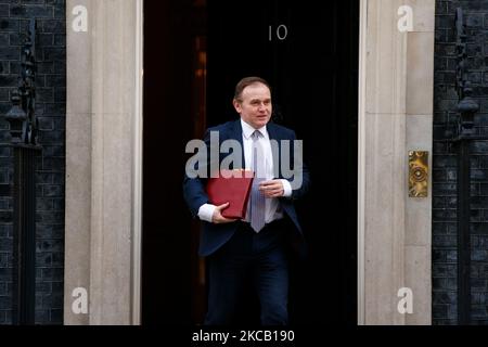 Le secrétaire d'État à l'Environnement, à l'alimentation et aux Affaires rurales, George Eouth, député conservateur de Camborne et Redruth, quitte le 10 Downing Street à Londres, en Angleterre, sur 16 mars 2021. (Photo de David Cliff/NurPhoto) Banque D'Images