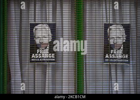 Affiches Assange gratuites vues dans une fenêtre d'un magasin fermé dans le centre-ville de Dublin pendant le confinement de niveau 5 Covid-19. Le mardi 16 mars 2021, à Dublin, Irlande. (Photo par Artur Widak/NurPhoto) Banque D'Images
