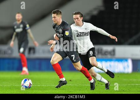 Sergi Canos de Brentford détient Max Bird de Derby County menant à ses côtés deuxième but lors du match de championnat de Sky Bet entre Derby County et Brentford au Pride Park, Derby le mardi 16th mars 2021. (Photo de Jon Hobley/MI News/NurPhoto) Banque D'Images