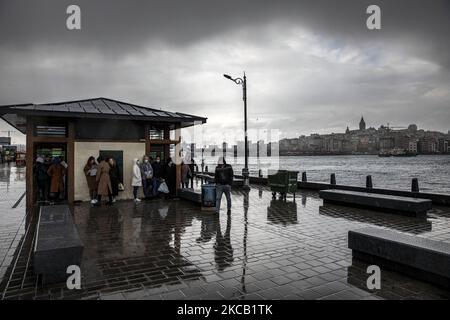 Il y avait des gens qui ont pris pour se protéger contre l'humidité de la pluie, à Istanbul, en Turquie, sur 16 mars 2021. (Photo par Onur Dogman/NurPhoto) Banque D'Images