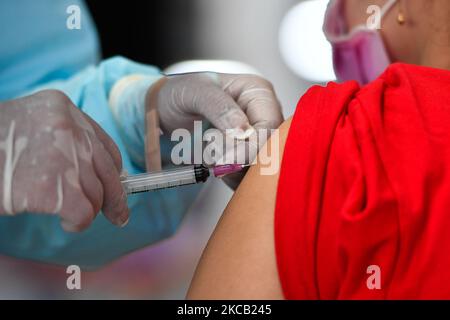 Un agent de santé injecte une dose du vaccin sinovac (CoronaVac) sur les personnes vivant sur le terrain de vaccination du marché de Bangkhae à Bangkok, sur 17 mars 2021, à Bangkok, en Thaïlande. Comme les autorités thaïlandaises ont mis en place le champ de vaccination COVID-19 sur le marché de Bangkhae après a été trouvé les nouveaux patients de la COVID-19 plus d'une centaine de cas. (Photo de Vachira Vachira/NurPhoto) Banque D'Images