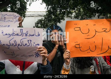 Les manifestants ont crié des slogans anti-régime alors qu'ils élèvent des pancartes qui lisaient en arabe « Freedom for Rania Amdouni », lors d'une manifestation organisée à l'occasion du procès d'appel de la LGBTQI+ et de la militante féministe Rania Amdouni, devant le tribunal de Tunis en Tunisie sur 17 mars 2021, pour demander sa libération. Il y a dix jours, la reine Rania Amdouni, âgée de 26 ans, a été arrêtée et incarcérée dans une prison pour femmes après avoir été condamnée en première instance à six mois de prison pour insulte à la police et abus de moralité. (Photo de Chedly Ben Ibrahim/NurPhoto) Banque D'Images