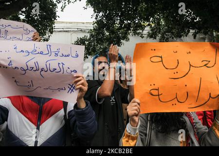 Les manifestants ont crié des slogans anti-régime alors qu'ils élèvent des pancartes qui lisaient en arabe « Freedom for Rania Amdouni », lors d'une manifestation organisée à l'occasion du procès d'appel de la LGBTQI+ et de la militante féministe Rania Amdouni, devant le tribunal de Tunis en Tunisie sur 17 mars 2021, pour demander sa libération. Il y a dix jours, la reine Rania Amdouni, âgée de 26 ans, a été arrêtée et incarcérée dans une prison pour femmes après avoir été condamnée en première instance à six mois de prison pour insulte à la police et abus de moralité. (Photo de Chedly Ben Ibrahim/NurPhoto) Banque D'Images