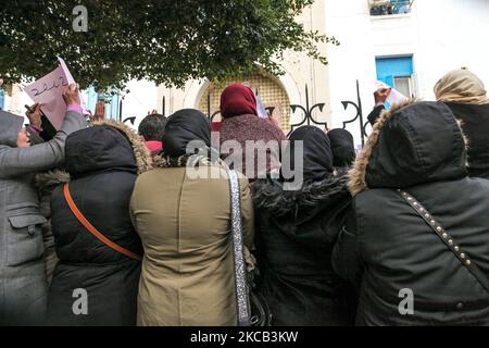 Les chômeurs tunisiens diplômés de l'université élèvent des pancartes alors qu'ils crient des slogans lors d'une manifestation organisée par l'extérieur du bâtiment du ministère des Affaires sociales à Tunis, Tunisie, sur 17 mars 2021 pour appeler à un contrat de travail et a demandé à être recruté par le ministère de l'éducation. (Photo de Chedly Ben Ibrahim/NurPhoto) Banque D'Images