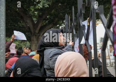 Les chômeurs tunisiens diplômés de l'université élèvent des pancartes alors qu'ils crient des slogans lors d'une manifestation organisée par l'extérieur du bâtiment du ministère des Affaires sociales à Tunis, Tunisie, sur 17 mars 2021 pour appeler à un contrat de travail et a demandé à être recruté par le ministère de l'éducation. (Photo de Chedly Ben Ibrahim/NurPhoto) Banque D'Images