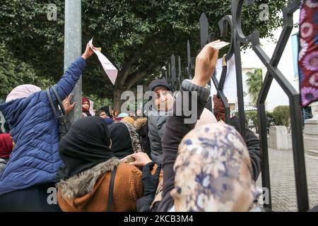 Les chômeurs tunisiens diplômés de l'université élèvent des pancartes alors qu'ils crient des slogans lors d'une manifestation organisée par l'extérieur du bâtiment du ministère des Affaires sociales à Tunis, Tunisie, sur 17 mars 2021 pour appeler à un contrat de travail et a demandé à être recruté par le ministère de l'éducation. (Photo de Chedly Ben Ibrahim/NurPhoto) Banque D'Images