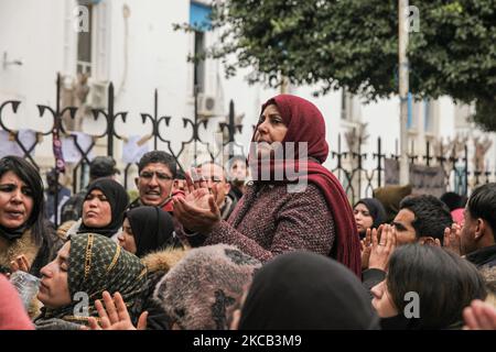 Les chômeurs tunisiens diplômés de l'université crient des slogans devant le bâtiment Ministère des Affaires sociales à Tunis, Tunisie, sur 17 mars 2021 lors d'une manifestation organisée par l'extérieur du pour appeler à un contrat de travail et a demandé à être recruté par le Ministère de l'éducation. (Photo de Chedly Ben Ibrahim/NurPhoto) Banque D'Images