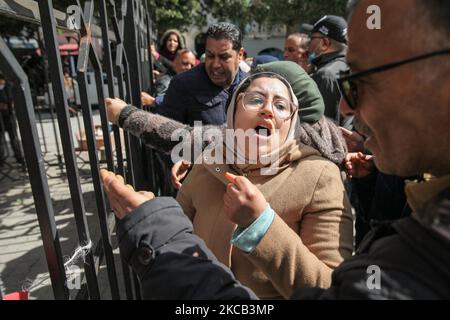 Les chômeurs tunisiens diplômés de l'université disputent avec les forces de sécurité lors d'une manifestation organisée par l'extérieur du bâtiment du Ministère des affaires sociales à Tunis, Tunisie, sur 17 mars 2021 pour appeler à un contrat de travail et a demandé à être recruté par le Ministère de l'éducation. (Photo de Chedly Ben Ibrahim/NurPhoto) Banque D'Images