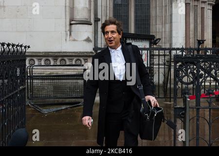 LONDON, ROYAUME-UNI - le 18 MARS 2021 : l'avocat de Johnny Depp, David Sherborne, quitte les cours royales de justice alors qu'il a demandé l'autorisation d'interjeter appel, Et de s'appuyer sur d'autres éléments de preuve dans une tentative d'annuler la décision de l'année dernière dans la plainte en diffamation contre le Sun et son éditeur News Group journaux sur un article lui étiquetant une femme tire-paille, le 18 mars 2021 à Londres, en Angleterre. L'arrêt rendu par un juge de la haute Cour, le juge Nicol, à la suite d'un procès de trois semaines en juillet de l'année dernière, a conclu que les revendications de l'article étaient essentiellement vraies et que l'acteur américain avait agressé son ex-femme Amber He Banque D'Images