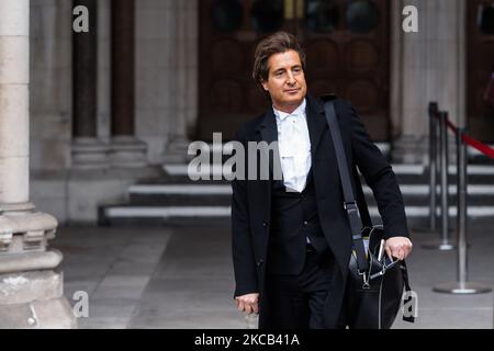 LONDON, ROYAUME-UNI - le 18 MARS 2021 : l'avocat de Johnny Depp, David Sherborne, quitte les cours royales de justice alors qu'il a demandé l'autorisation d'interjeter appel, Et de s'appuyer sur d'autres éléments de preuve dans une tentative d'annuler la décision de l'année dernière dans la plainte en diffamation contre le Sun et son éditeur News Group journaux sur un article lui étiquetant une femme tire-paille, le 18 mars 2021 à Londres, en Angleterre. L'arrêt rendu par un juge de la haute Cour, le juge Nicol, à la suite d'un procès de trois semaines en juillet de l'année dernière, a conclu que les revendications de l'article étaient essentiellement vraies et que l'acteur américain avait agressé son ex-femme Amber He Banque D'Images