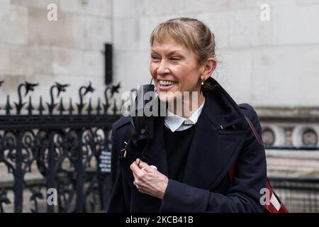 LONDRES, ROYAUME-UNI - 18 MARS 2021: Sasha Wass QC, avocat du Sun and News Group Newspapers quitte les cours royales de justice, alors que l'équipe juridique de Johnny Depp a demandé la permission d'interjeter appel, Et de s'appuyer sur d'autres éléments de preuve dans une tentative d'annuler la décision de l'année dernière dans la plainte en diffamation contre le Sun et son éditeur News Group journaux sur un article lui étiquetant une femme tire-paille, le 18 mars 2021 à Londres, en Angleterre. L'arrêt rendu par un juge de la haute Cour, le juge Nicol, à la suite d'un procès de trois semaines en juillet de l'année dernière, a conclu que les revendications de l'article étaient substantiellement vraies et que l'U Banque D'Images
