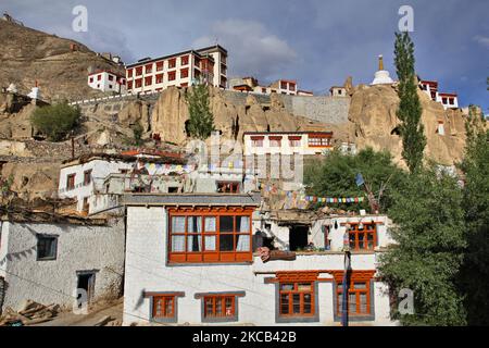 Maisons le long de la montagne près du monastère de Lamayuru (Lamayuru Gompa) à Lamayuru, Ladakh, Jammu et Cachemire, Inde. (Cette image a une autorisation de modèle signée). (Photo de Creative Touch Imaging Ltd./NurPhoto) Banque D'Images