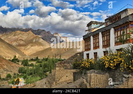 Des montagnes entourent le village reculé de Lamayuru à Lamayuru, Ladakh, Jammu-et-Cachemire, Inde. (Photo de Creative Touch Imaging Ltd./NurPhoto) Banque D'Images