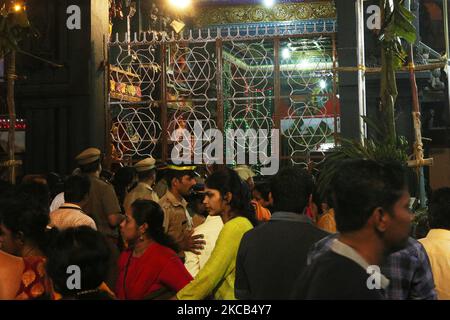 Des milliers de dévotés hindous se sont réunis au Temple de la Bhagavathy Attukal pour offrir des prières du soir pendant le festival Attukal Pongala Mahotsavam dans la ville de Thiruvananthapuram (Trivandrum), Kerala, en Inde, sur 19 février 2019. Le festival Attukal Pongala Mahotsavam est célébré chaque année par des millions de femmes hindoues. Au cours de ce festival, les femmes préparent Pongala (riz cuisiné avec des jaggery, ghee, noix de coco ainsi que d'autres ingrédients) à l'ouverture dans de petits pots pour plaire à la déesse Attukal Devi (populairement connue sous le nom d'Attukal Amma) qui est censée accomplir les souhaits de ses dévotés et fournir la prospérité. Banque D'Images