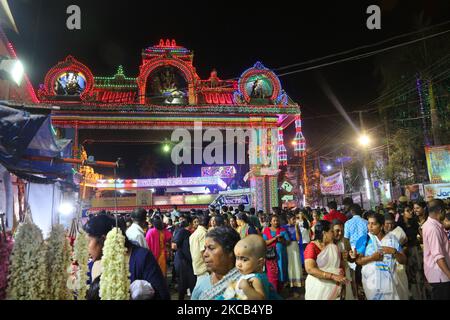 Des milliers de dévotés hindous se sont réunis au Temple de la Bhagavathy Attukal pour offrir des prières du soir pendant le festival Attukal Pongala Mahotsavam dans la ville de Thiruvananthapuram (Trivandrum), Kerala, en Inde, sur 19 février 2019. Le festival Attukal Pongala Mahotsavam est célébré chaque année par des millions de femmes hindoues. Au cours de ce festival, les femmes préparent Pongala (riz cuisiné avec des jaggery, ghee, noix de coco ainsi que d'autres ingrédients) à l'ouverture dans de petits pots pour plaire à la déesse Attukal Devi (populairement connue sous le nom d'Attukal Amma) qui est censée accomplir les souhaits de ses dévotés et fournir la prospérité. Banque D'Images